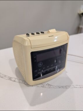 Vintage General Electric (GE) alarm clock radio AM/FM functionality and snooze